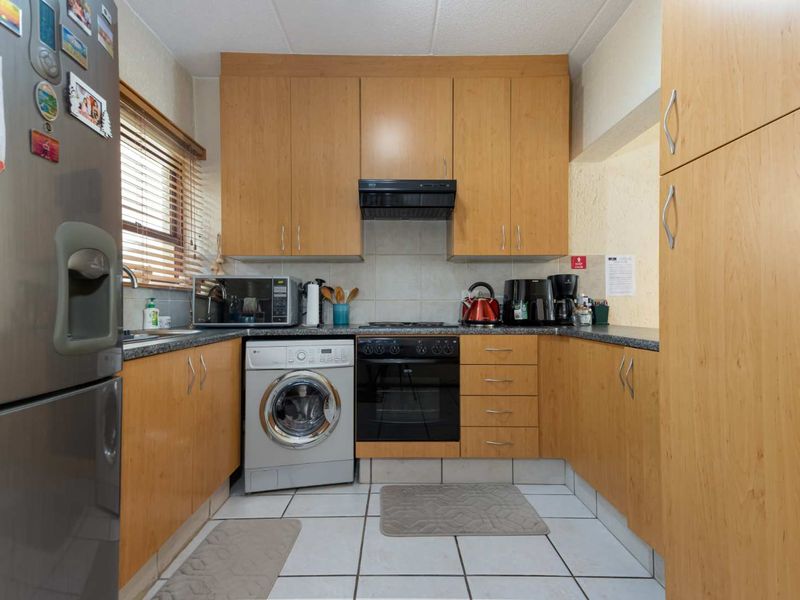 ESCAPE TO TRANQUILITY: YOUR DREAM 2 BEDROOM GAREDEN APARTMENT IN SUNNINGHILL’S VIA VERCELLI ESTATE - Photo 5