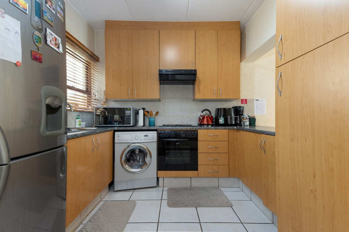 ESCAPE TO TRANQUILITY: YOUR DREAM 2 BEDROOM GAREDEN APARTMENT IN SUNNINGHILL’S VIA VERCELLI ESTATE - Photo 5
