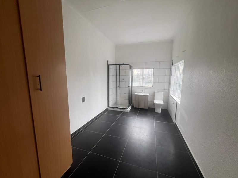 NEWLY REFURBISHED MODERN HOME - Photo 7