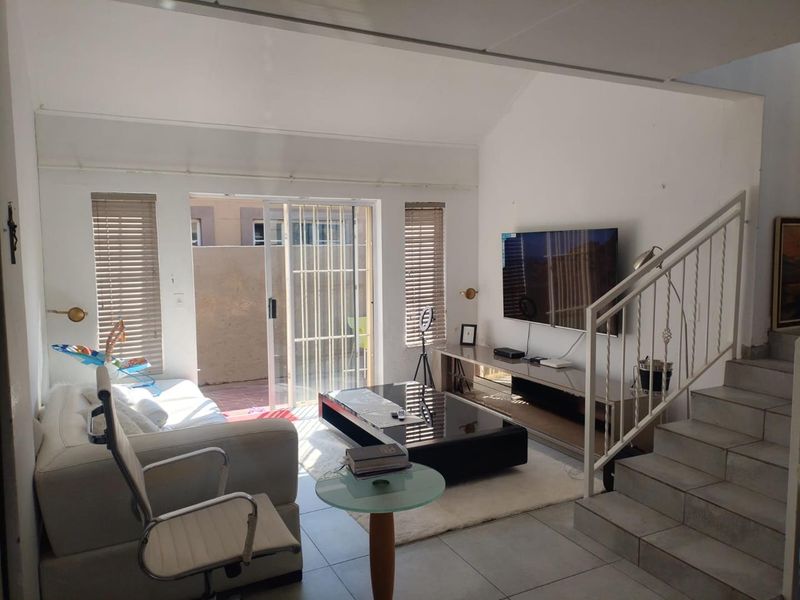 Spacious 4-Bedroom Family Home to Rent in a Secure Estate - Photo 3