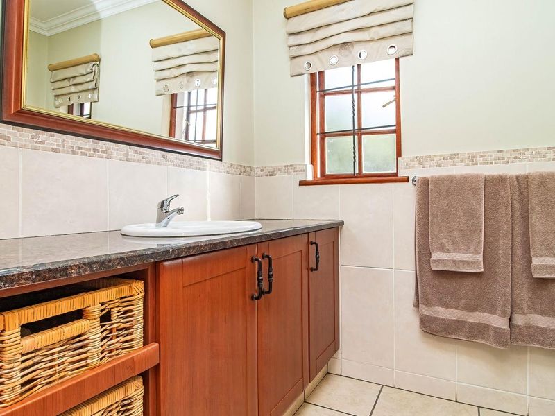 Distinguished Family Residence with Panoramic Views, Flatlet & Solar Power - Photo 5