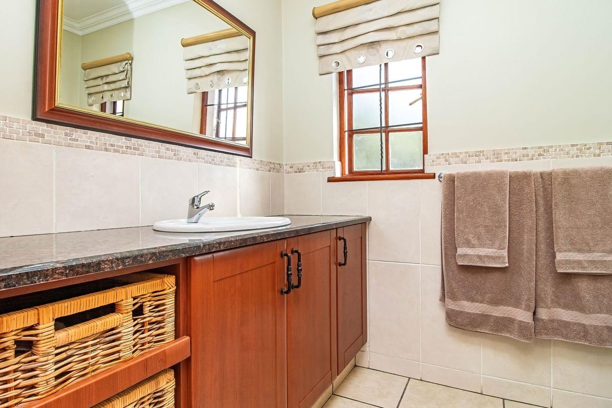 Distinguished Family Residence with Panoramic Views, Flatlet & Solar Power - Photo 5