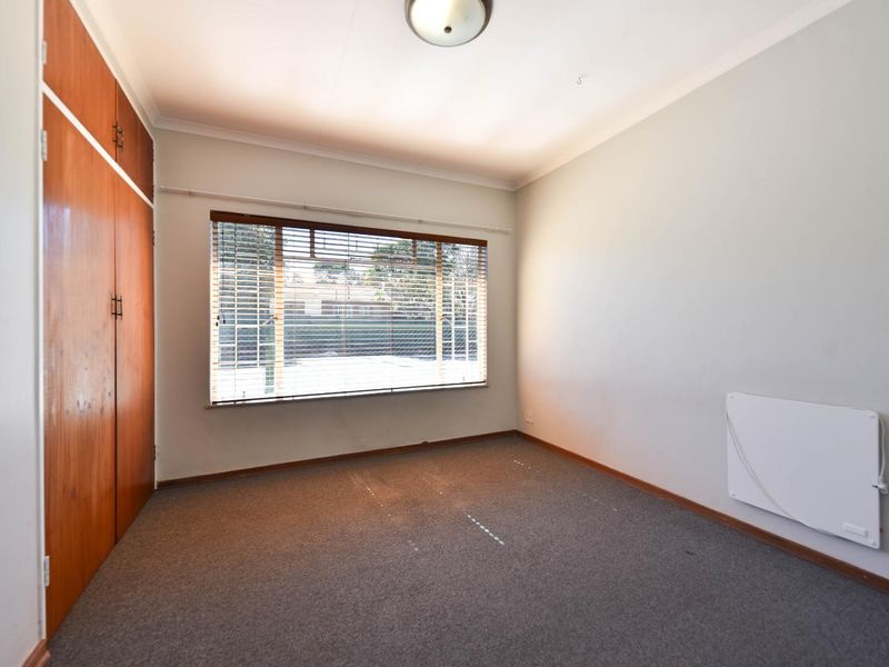 Four Bedroom home in a boomed-off, security estate - Moreleta Park - Photo 9