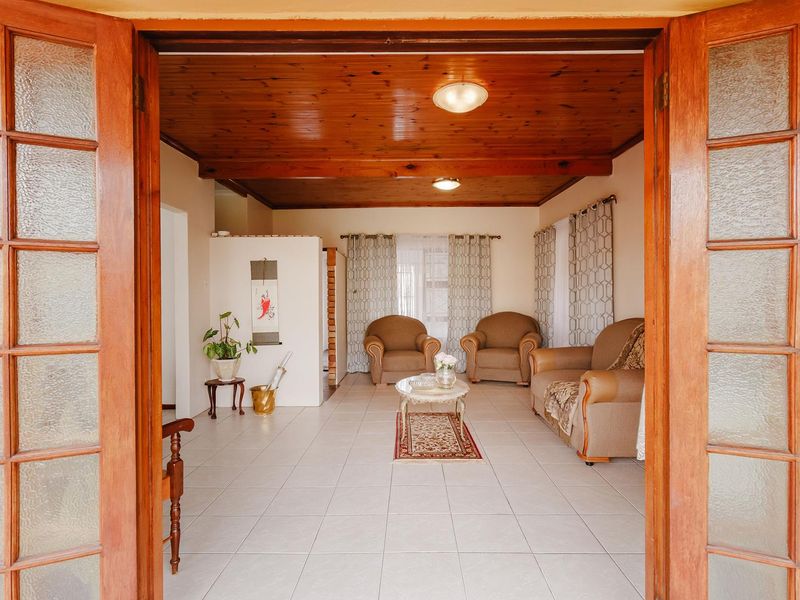 Beautiful 4-Bedroom Family Home - Photo 4