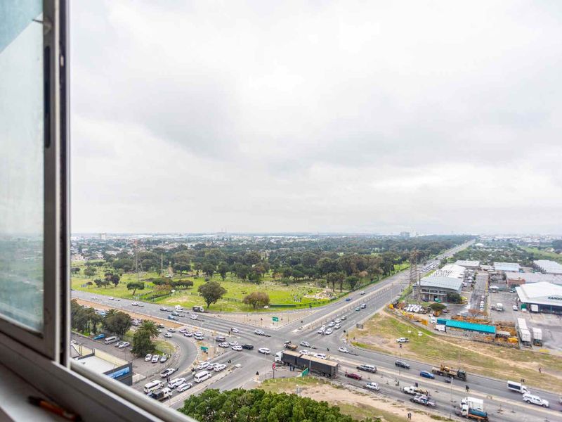 Top-Floor Gem with Breathtaking Views of Table Mountain and the City - Photo 6