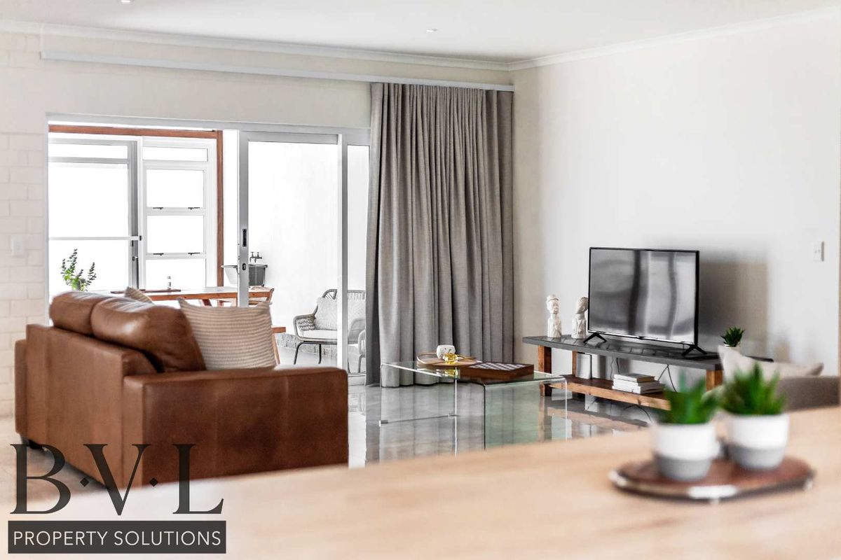 Perfect Three Bedroom Family Home in a Peaceful Coastal Neighbourhood - Photo 2