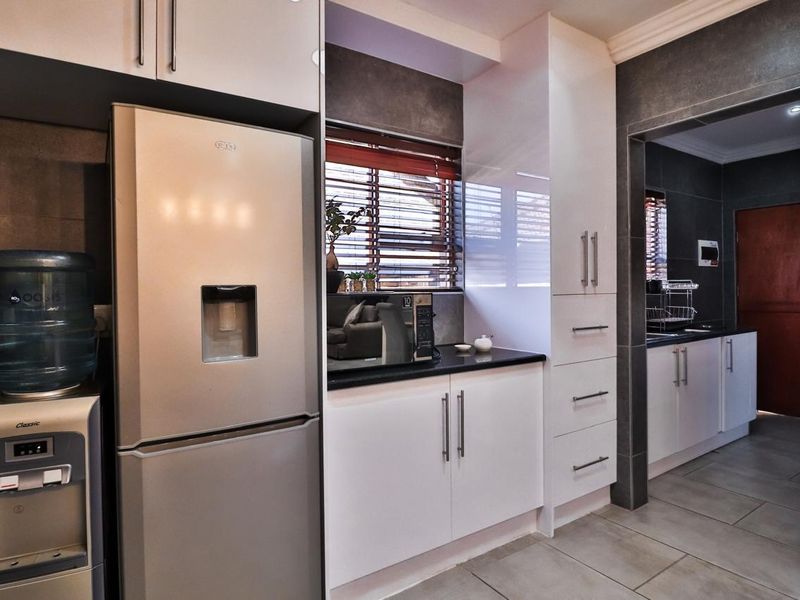 Stylish, Newly Renovated 3 Bedroom Townhouse in Bartlett - Photo 10