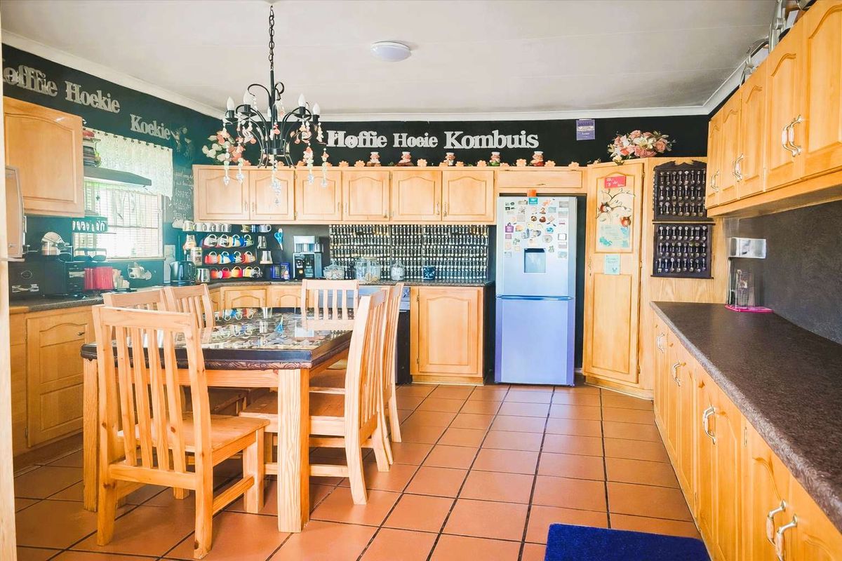 Family Home with Boreholes and Granny Flat - Photo 4