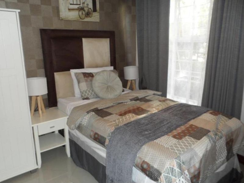 A CHARMING TWO BEDROOM FURNISHED GARDEN APARTMENT - Photo 4