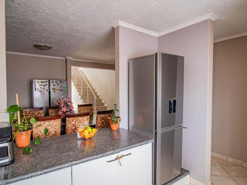Luxurious Comfort: Spacious Bedrooms & Inviting Lounge! - Photo 4