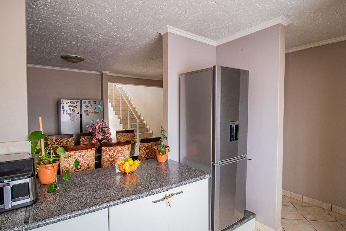 Luxurious Comfort: Spacious Bedrooms & Inviting Lounge! - Photo 4