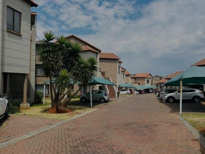 2 Bedroom Townhouse for Sale in Mondeor Johannesburg South - Photo 2