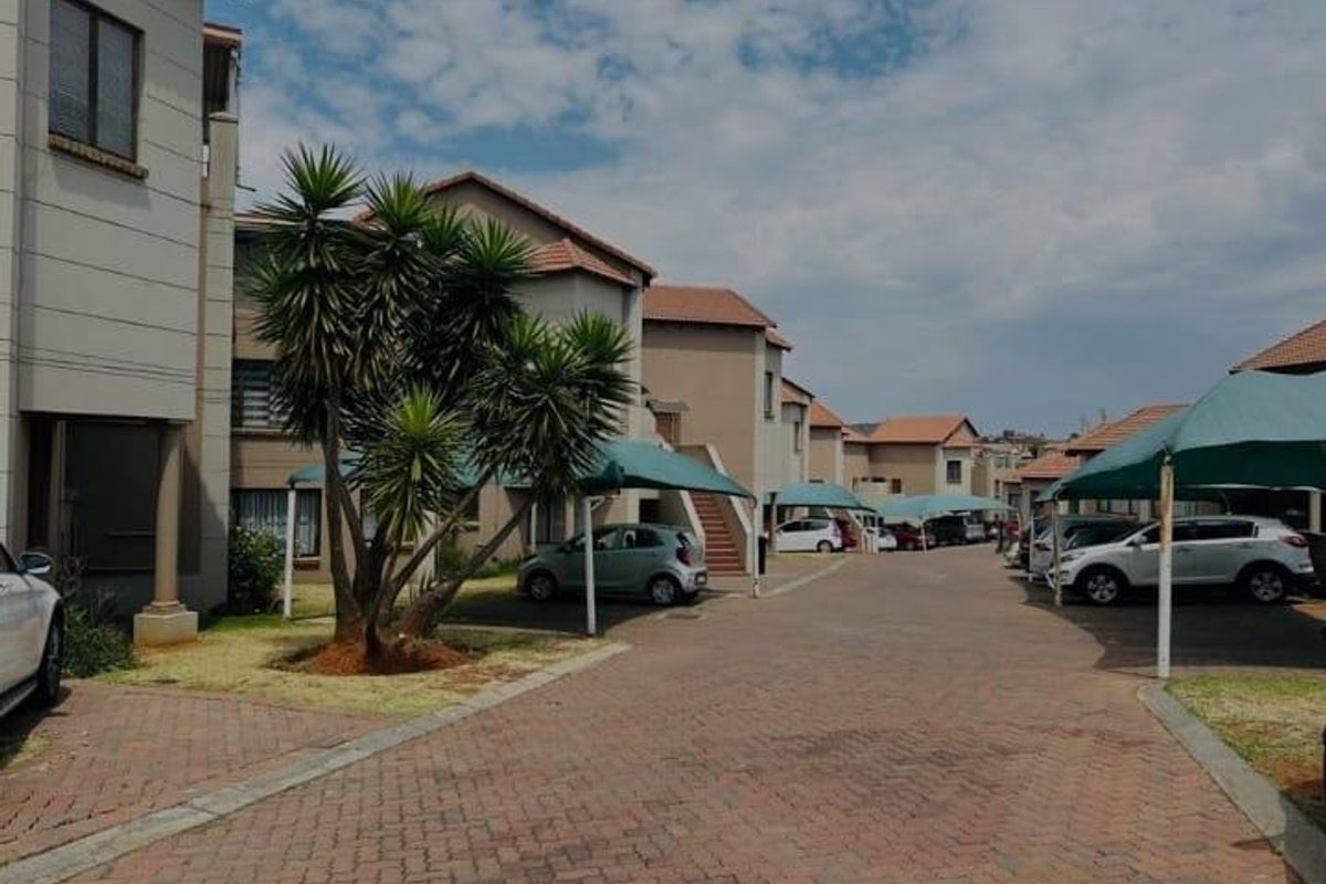 2 Bedroom Townhouse for Sale in Mondeor Johannesburg South - Photo 2