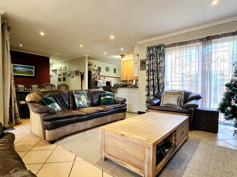 Spacious 3-Bedroom simplex for Sale in Equestria - Photo 3