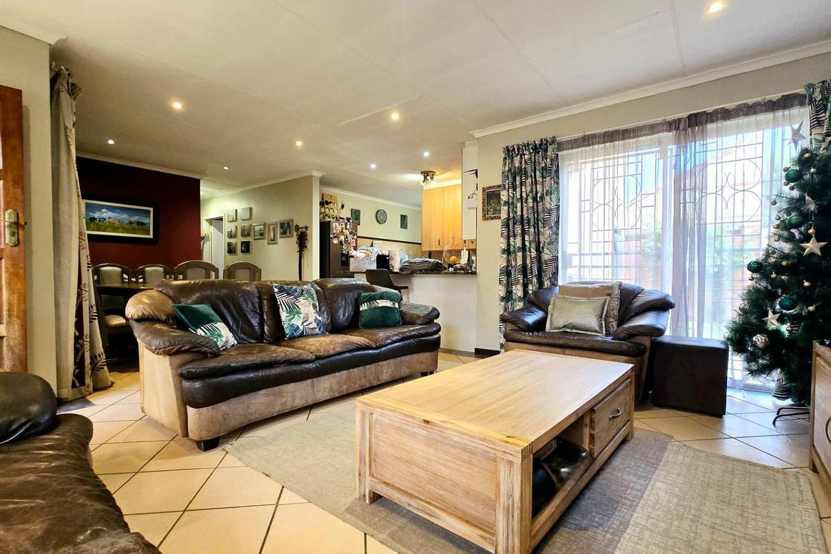 Spacious 3-Bedroom simplex for Sale in Equestria - Photo 3