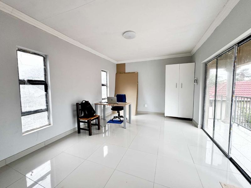 Modern Studio Apartment - Photo 2