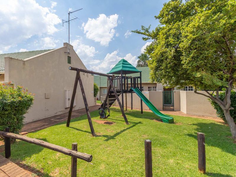 Live the Dream, Perfect Location and very sought after -Modern Family Home in upmarket Little Falls Awaits you. - Photo 5