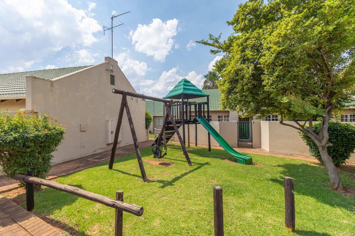 Live the Dream, Perfect Location and very sought after -Modern Family Home in upmarket Little Falls Awaits you. - Photo 5