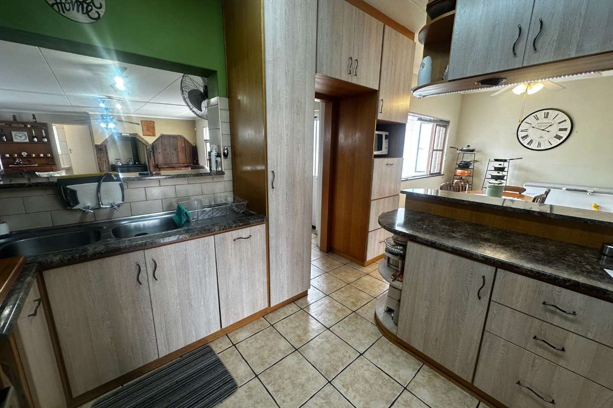 Large Family Home Walvis Bay - Photo 4