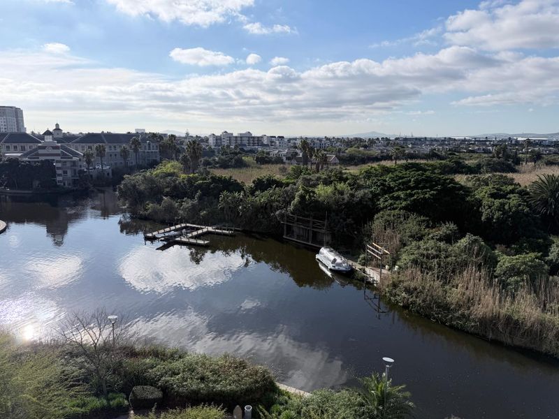 Spacious Apartment In Popular Waters Edge - Photo 2