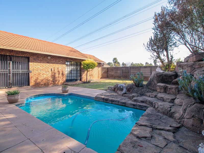 Cozy & Neat 4 Bedroom House - Photo 2