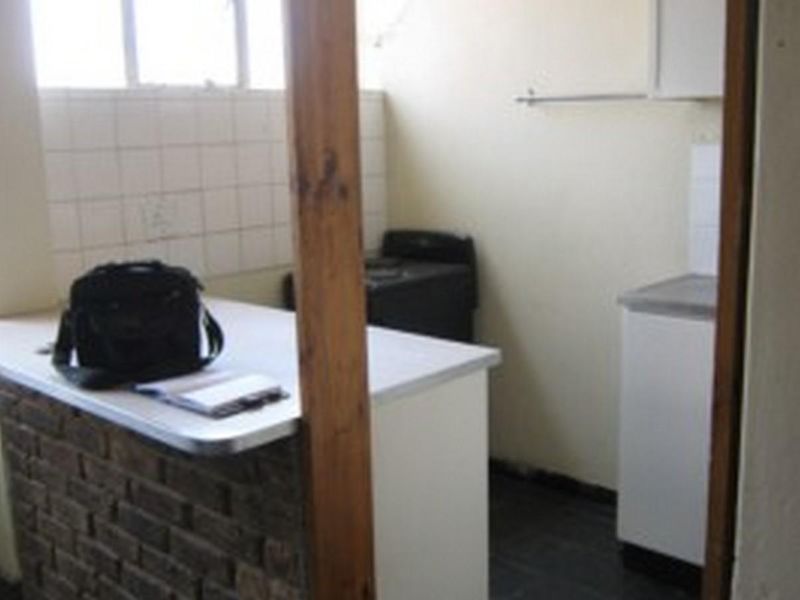 BACHELOR FLAT TO RENT IN ACADIA - Photo 6