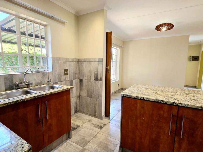 SPACIOUS 3 BEDROOM TOWNHOUSE IN DOORNPOORT - Photo 9