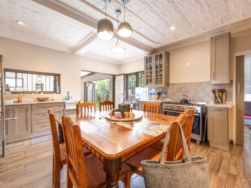 Beautifully Renovated Family Home in Waterkloof — R4,400,000 - Photo 8