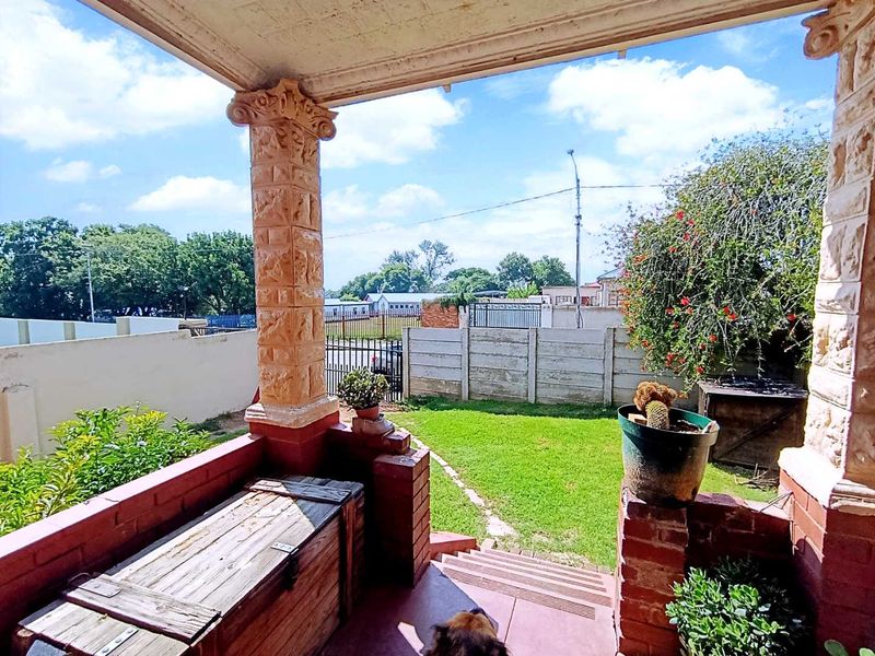 Neat 3-Bedroom Home with Income-Generating Cottage - Photo 3