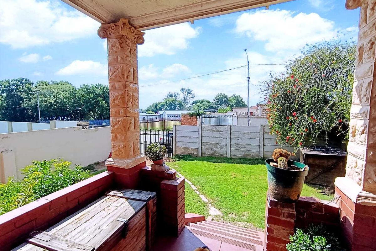 Neat 3-Bedroom Home with Income-Generating Cottage - Photo 3