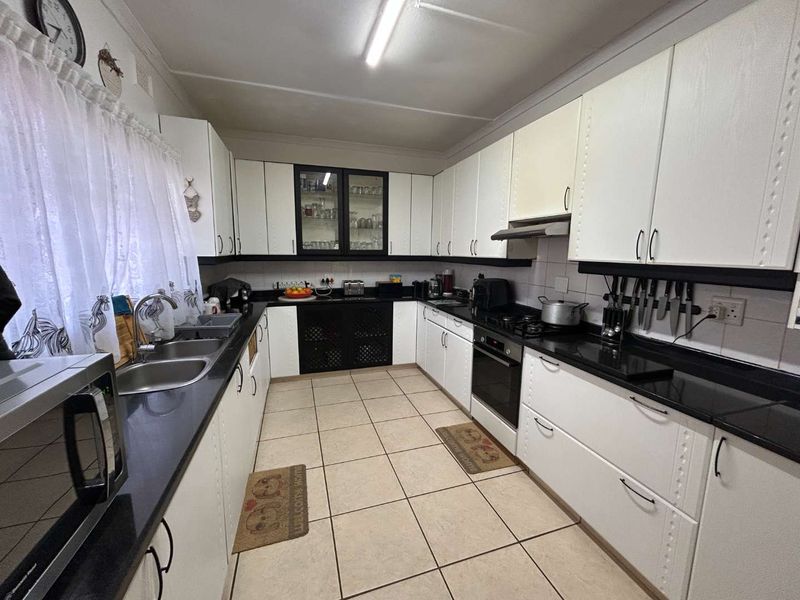 Comfort & Convenience: Large 5-Bedroom Home with Cottage - Photo 8