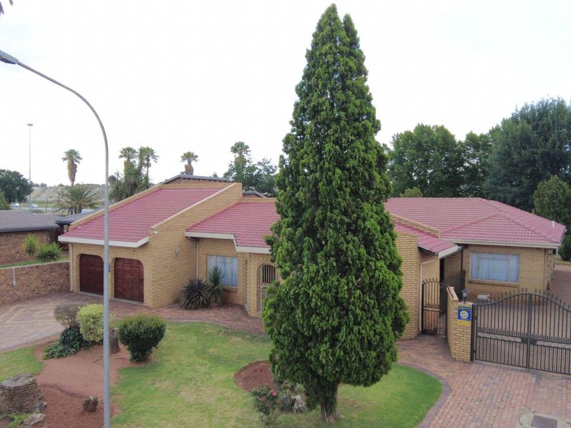 Stunning Spacious 4 Bedroom House - Photo 2