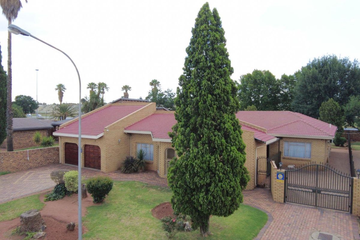 Stunning Spacious 4 Bedroom House - Photo 2