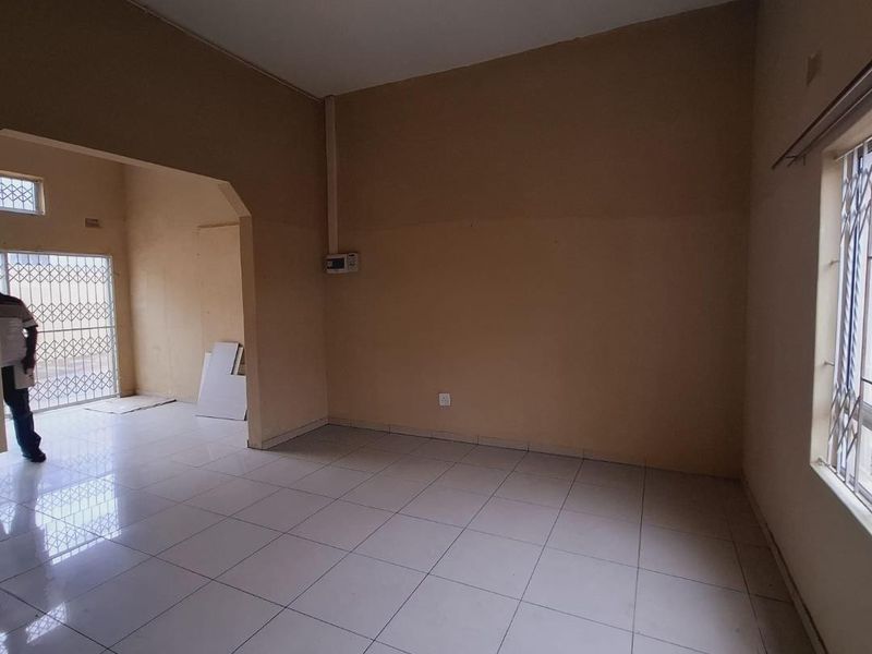 Cozy 3-Bed Home in Shallcross with Flatlet - Your Perfect Suburban Retreat! - Photo 5