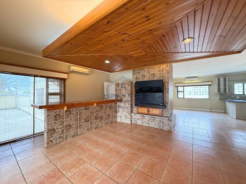 Spacious 4-Bedroom Home with 1 Bedroom Flat & Additional Flatlet – Ideal for a Large Family or Investment Opportunity - Photo 2