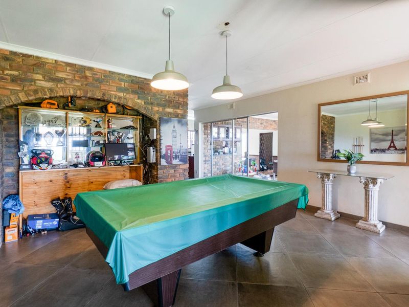 Face brick home with distant sea views - Photo 5