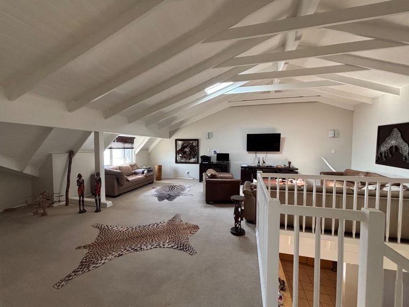 6 Bedroom Unit in Town Central - Photo 10