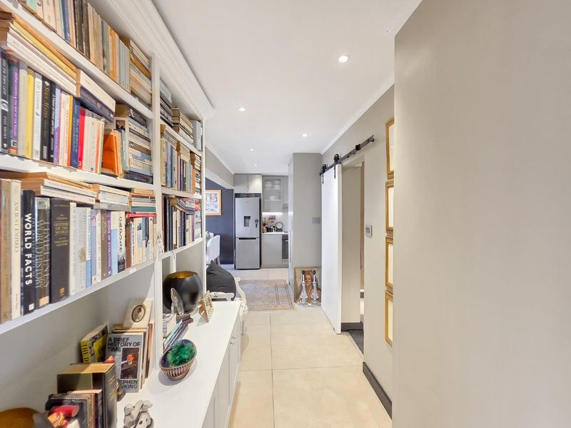 Chic Newly Renovated Two Bedroom  Apartment - Photo 3