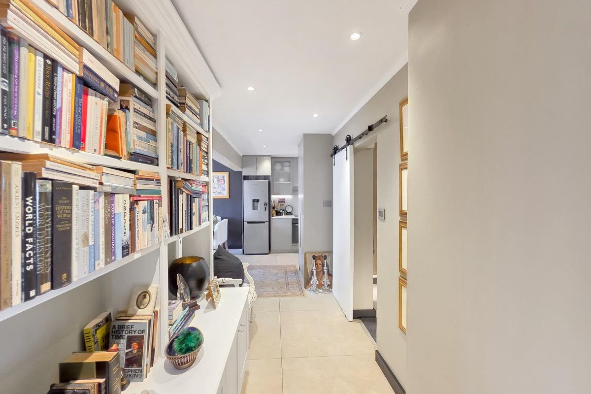 Chic Newly Renovated Two Bedroom  Apartment - Photo 3