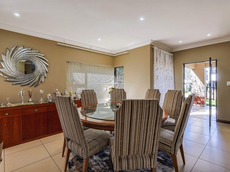 Stylish Silverwoods Home Featuring Pool & Open-Plan Living - Photo 6