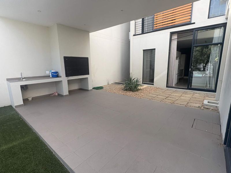 3 Bedroom Townhouse in upmarket complex - Photo 2