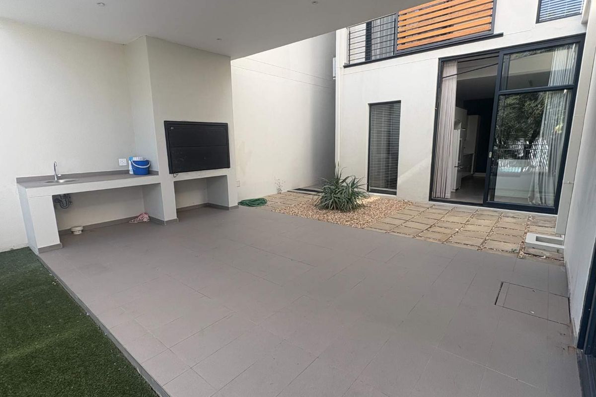 3 Bedroom Townhouse in upmarket complex - Photo 2