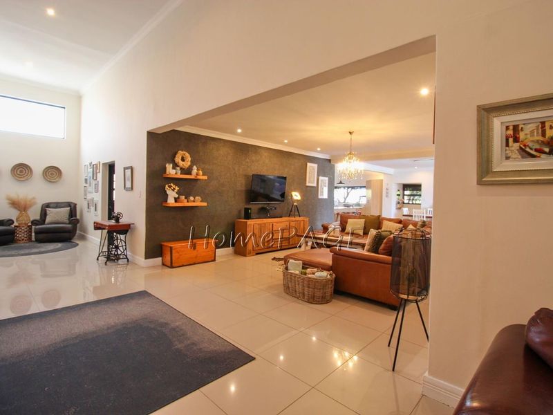 Otjiwarongo:  STUNNING, MODERN 4 BEDR HOME WITH FLAT is for sale - Photo 6