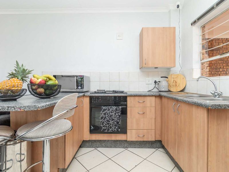 Unwind in Style: Modern 2 bedroom apartment. Mountain Views from Your Private Balcony - Photo 3