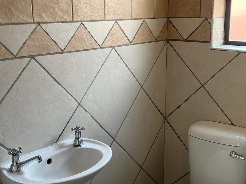 This lock up and go duplex unit is up for grabs in a lovely quiet security complex and facebrick as well. - Photo 7