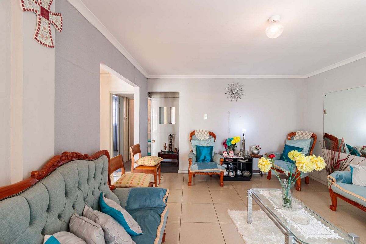 BEAUTIFUL MAINTAINED FAMILY HOME - Photo 3