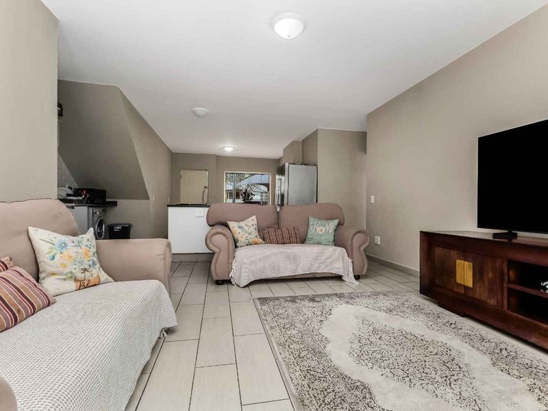 Lovely 2 Bedroom, 2 Bathroom Garden Apartment for Sale - Photo 2