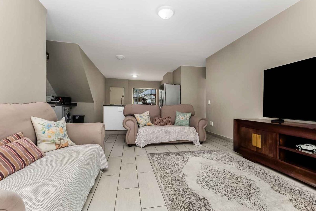 Lovely 2 Bedroom, 2 Bathroom Garden Apartment for Sale - Photo 2