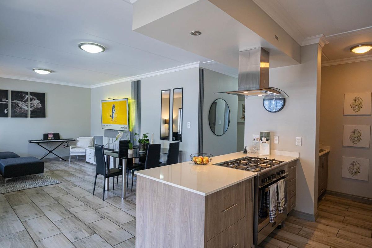 Modern 2 Bed 2 Bath Apartment in Lifestyle Complex - Photo 2