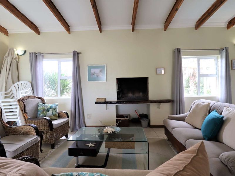 Spacious 5-Bedroom Double-Storey Family Home with Sea Views and Outdoor Bedroom in Quiet Swakopmund Coastal Area - Photo 5